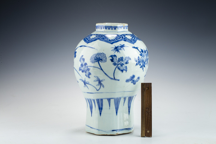 古玩陶瓷明晚期·青花折枝花卉紋八棱罐拍賣，當前價格23352元