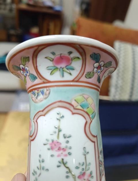 古玩陶瓷粉彩花卉開窗人物花觚（日本）真品鑒賞圖