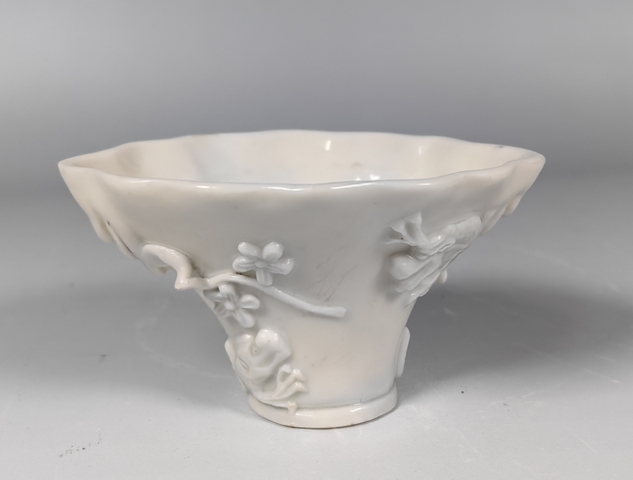 古玩陶瓷德化窯白釉貼塑杯真品鑒賞圖