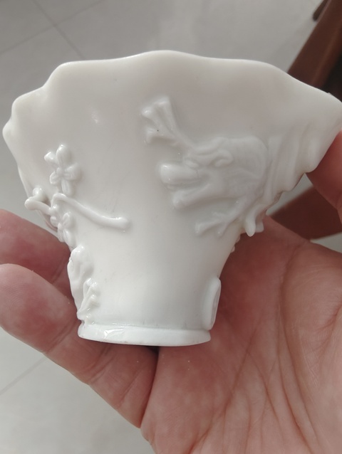 古玩陶瓷德化窯白釉貼塑杯真品鑒賞圖