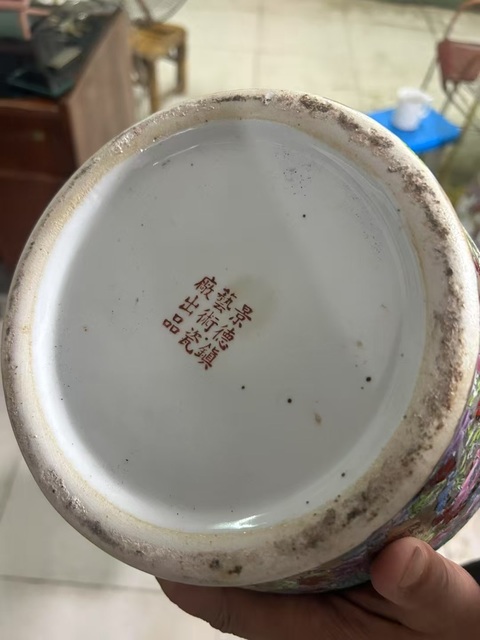 古玩陶瓷粉彩花卉紋盤口瓶真品鑒賞圖