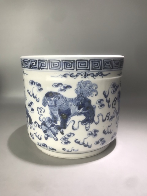 古玩陶瓷飄帶繡球獅子紋圈足筒式爐真品鑒賞圖