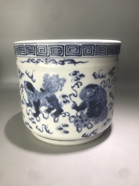 古玩陶瓷飄帶繡球獅子紋圈足筒式爐真品鑒賞圖