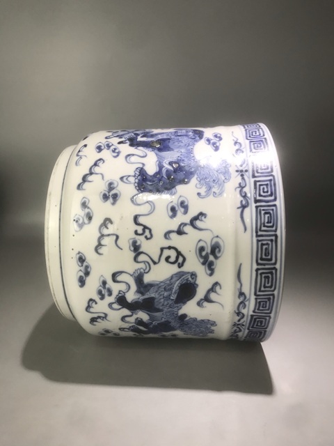 古玩陶瓷飄帶繡球獅子紋圈足筒式爐真品鑒賞圖