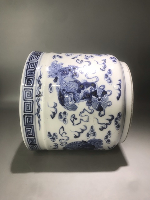 古玩陶瓷飄帶繡球獅子紋圈足筒式爐真品鑒賞圖