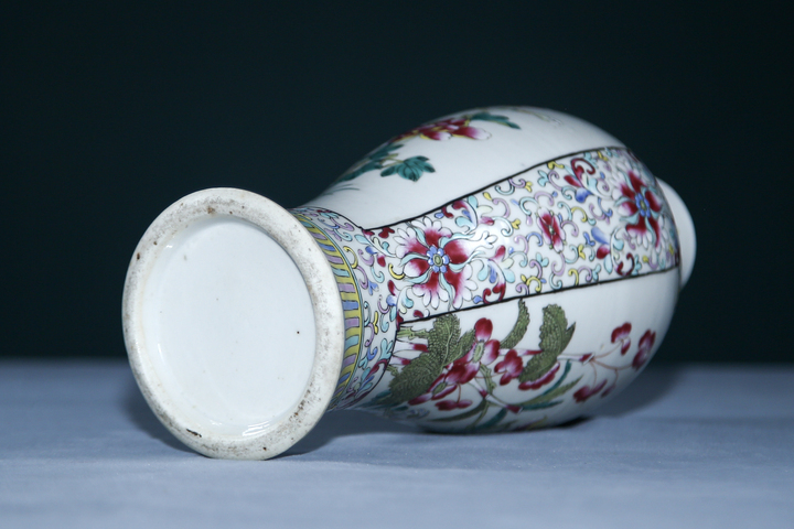 古玩陶瓷清晚期·粉彩纏枝寶相花開窗花卉紋雞腿瓶真品鑒賞圖