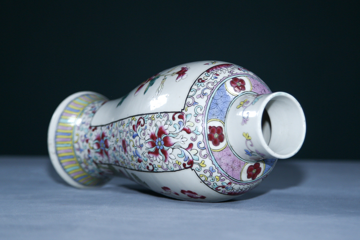 古玩陶瓷清晚期·粉彩纏枝寶相花開窗花卉紋雞腿瓶真品鑒賞圖