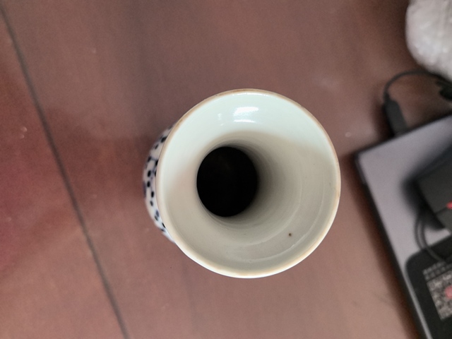 古玩陶瓷人物紋青花加彩瓶真品鑒賞圖