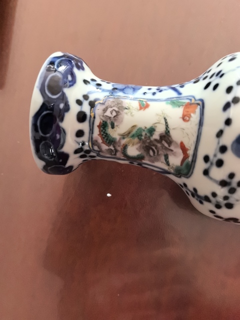 古玩陶瓷人物紋青花加彩瓶真品鑒賞圖