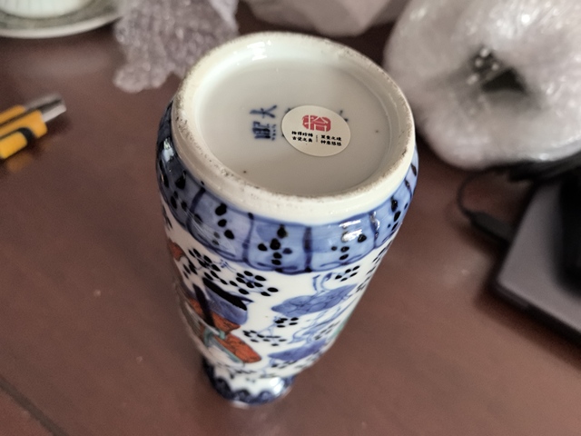 古玩陶瓷人物紋青花加彩瓶真品鑒賞圖