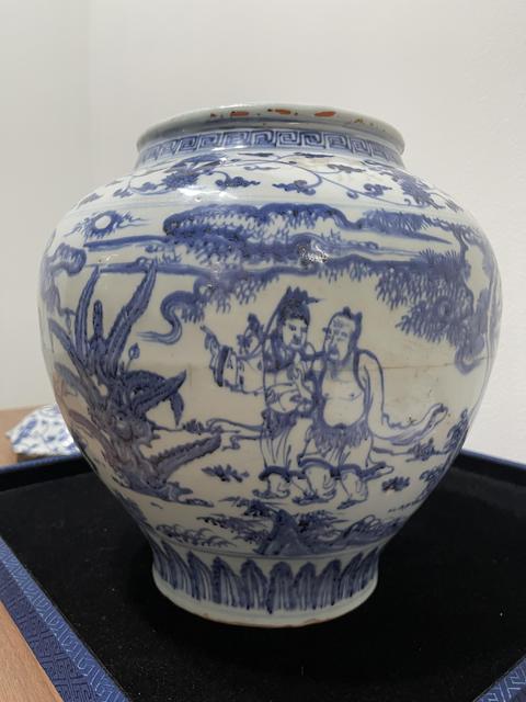 古玩陶瓷人物紋青花罐真品鑒賞圖