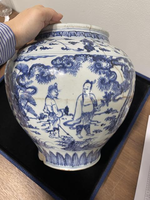 古玩陶瓷人物紋青花罐真品鑒賞圖