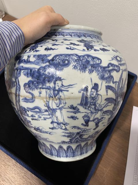 古玩陶瓷人物紋青花罐真品鑒賞圖