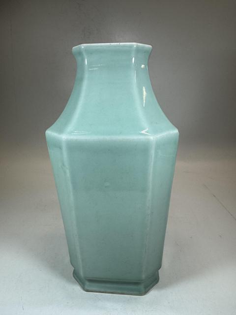 古玩陶瓷青釉八方瓶真品鑒賞圖