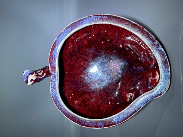 古玩陶瓷窯變紅釉三足桃型洗真品鑒賞圖
