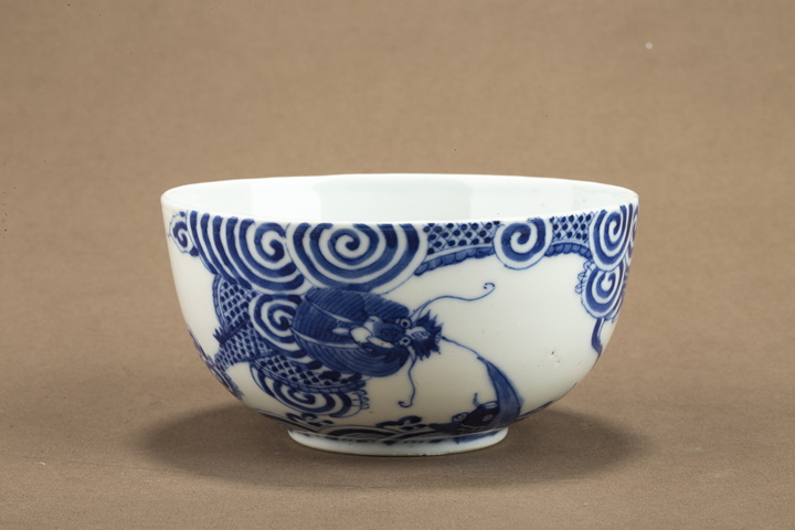 古玩陶瓷晚清·青花魚(yú)化龍紋碗真品鑒賞圖