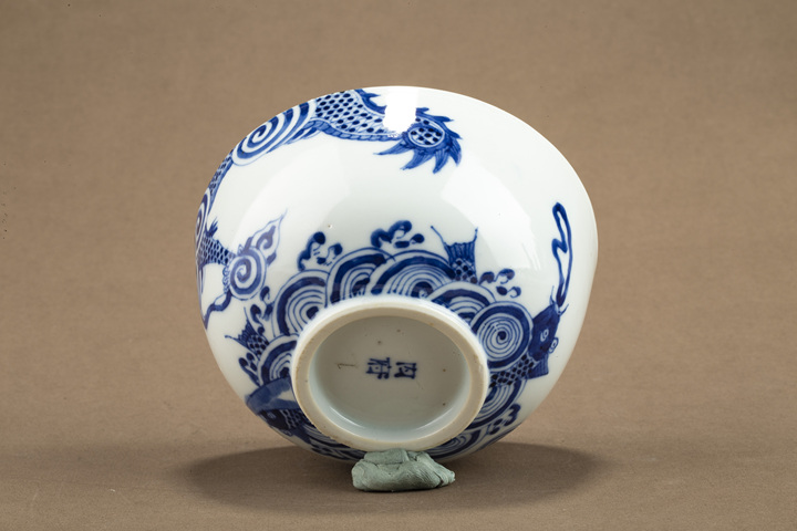 古玩陶瓷晚清·青花魚(yú)化龍紋碗真品鑒賞圖