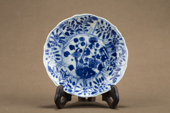 古玩陶瓷清光緒·青花開窗洞石花卉紋花口碟真品鑒賞圖