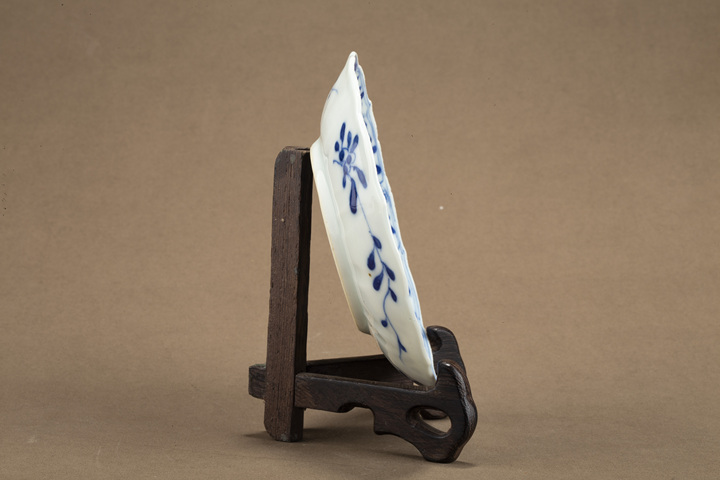 古玩陶瓷清光緒·青花開窗洞石花卉紋花口碟真品鑒賞圖