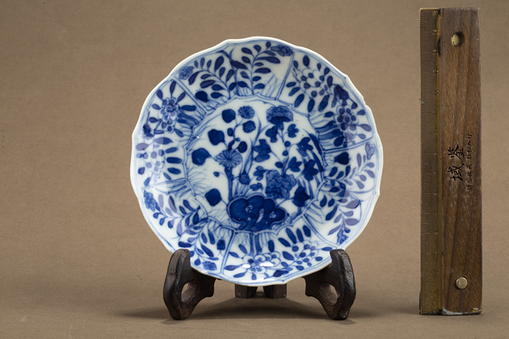 古玩陶瓷清光緒·青花開窗洞石花卉紋花口碟真品鑒賞圖