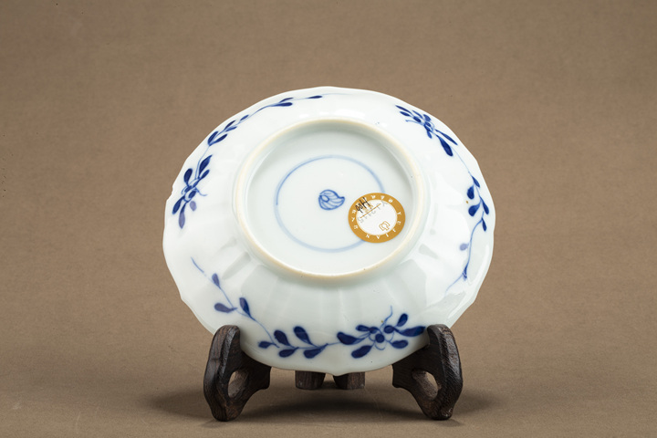 古玩陶瓷清光緒·青花開窗洞石花卉紋花口碟真品鑒賞圖