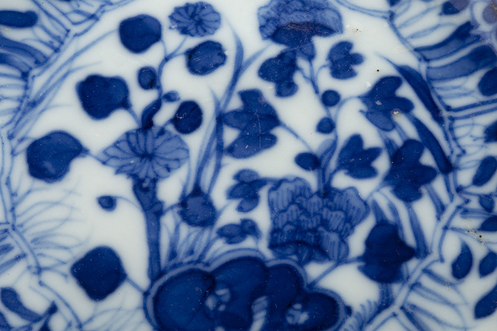 古玩陶瓷清光緒·青花開窗洞石花卉紋花口碟真品鑒賞圖