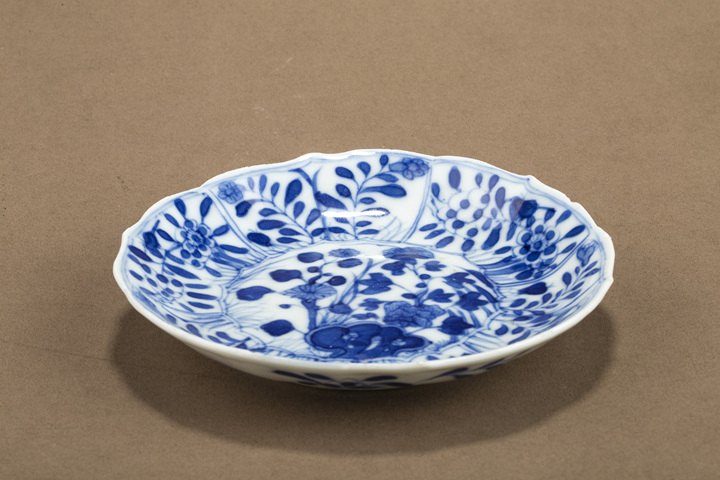 古玩陶瓷清光緒·青花開窗洞石花卉紋花口碟真品鑒賞圖