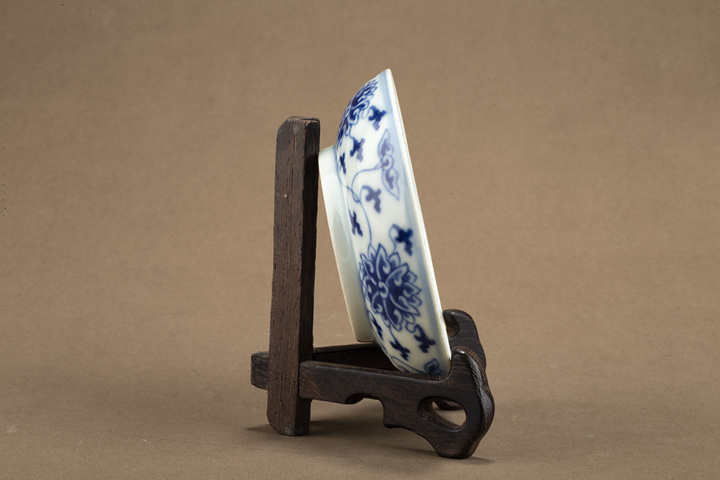 古玩陶瓷清光緒·青花纏枝蓮紋小盤（官）真品鑒賞圖