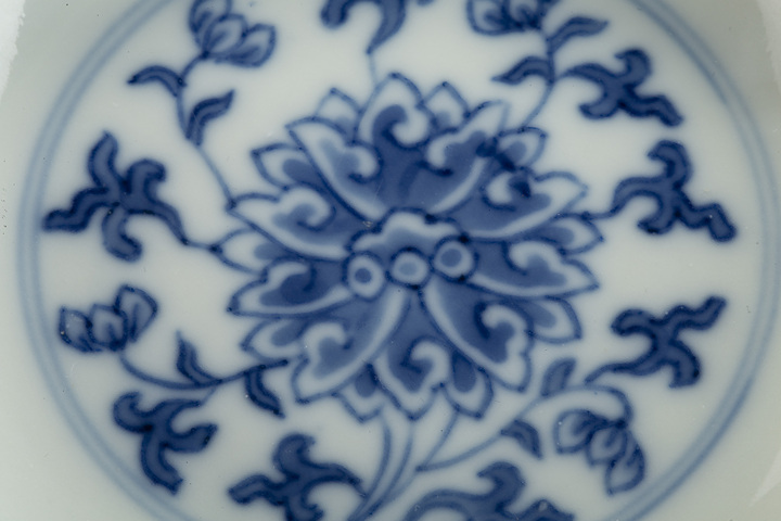 古玩陶瓷清光緒·青花纏枝蓮紋小盤（官）真品鑒賞圖