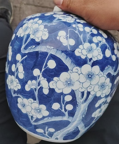古玩陶瓷青花留白冰梅紋罐真品鑒賞圖