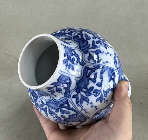 古玩陶瓷花卉紋青花雞腿瓶真品鑒賞圖