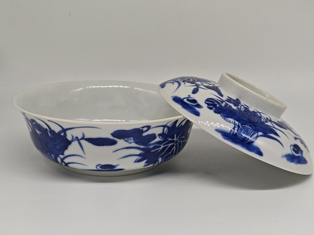 古玩陶瓷青花鴛鴦荷花紋蓋碗真品鑒賞圖