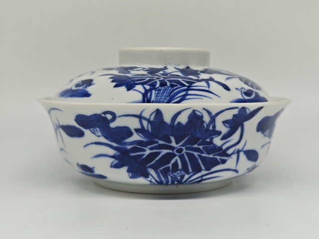 古玩陶瓷青花鴛鴦荷花紋蓋碗真品鑒賞圖