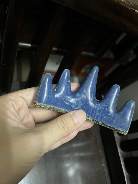 古玩陶瓷霽藍釉山子筆架真品鑒賞圖