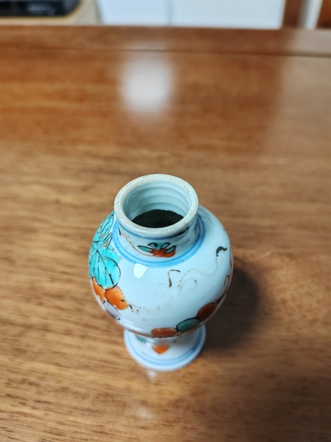 古玩陶瓷五彩松鼠葡萄紋梅瓶真品鑒賞圖