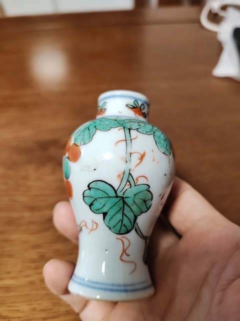 古玩陶瓷五彩松鼠葡萄紋梅瓶真品鑒賞圖