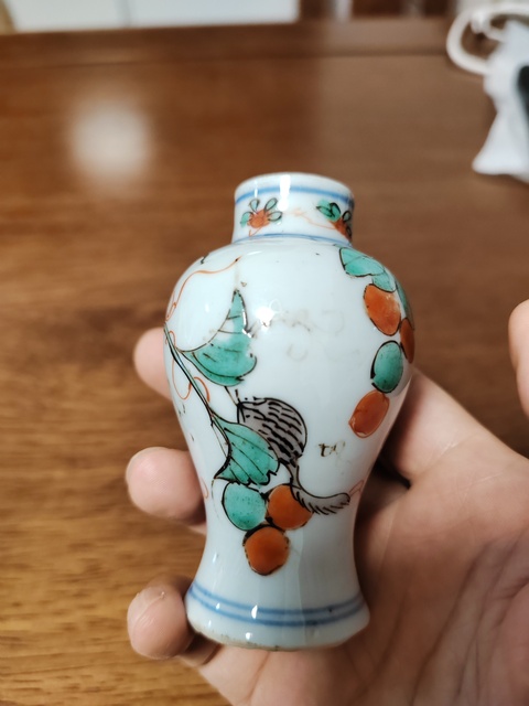 古玩陶瓷五彩松鼠葡萄紋梅瓶真品鑒賞圖