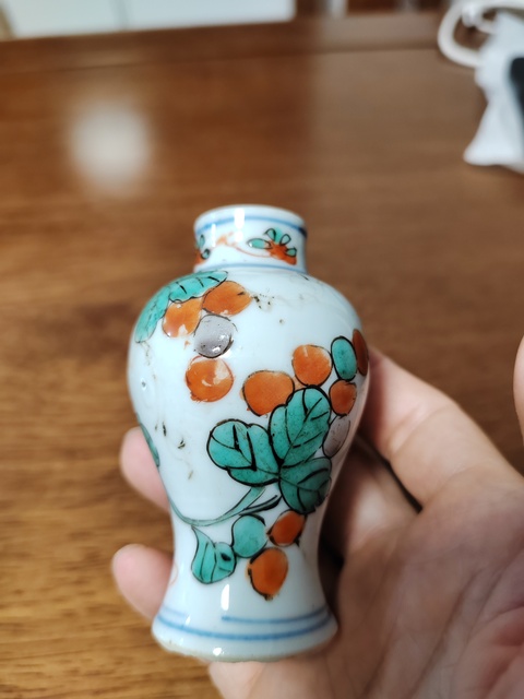 古玩陶瓷五彩松鼠葡萄紋梅瓶真品鑒賞圖