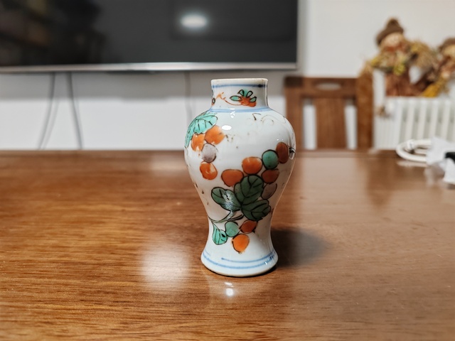 古玩陶瓷五彩松鼠葡萄紋梅瓶真品鑒賞圖