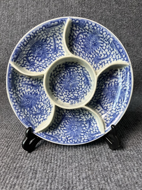 古玩陶瓷青花淡描蓮花隔盤真品鑒賞圖