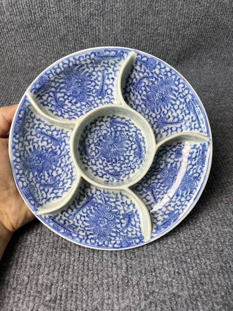 古玩陶瓷青花淡描蓮花隔盤真品鑒賞圖