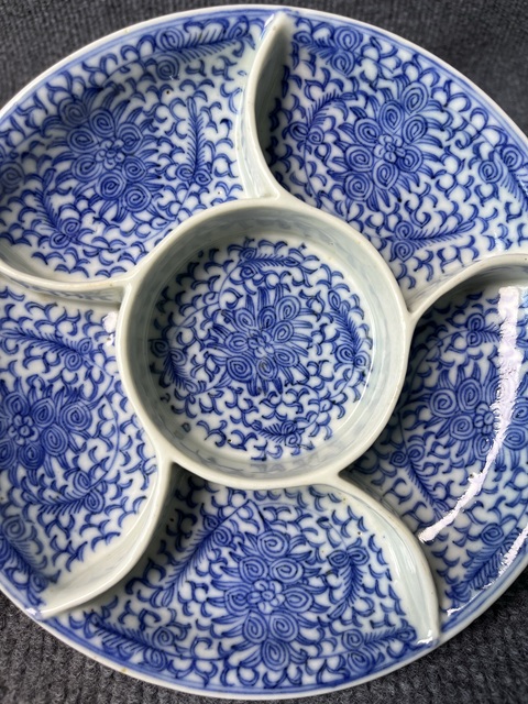 古玩陶瓷青花淡描蓮花隔盤真品鑒賞圖