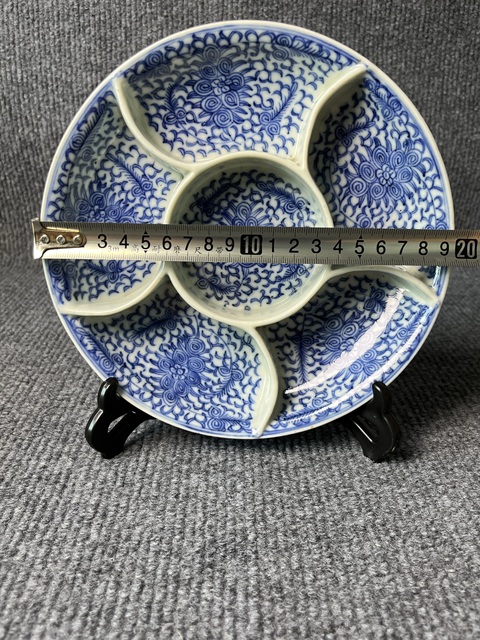 古玩陶瓷青花淡描蓮花隔盤真品鑒賞圖