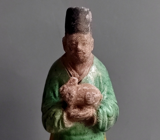 古玩陶瓷明代三彩捧兔生肖人物俑拍賣，當(dāng)前價格38元