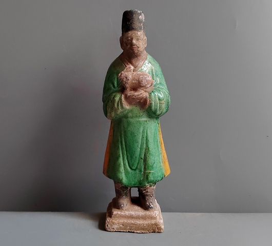 古玩陶瓷明代三彩捧兔生肖人物俑拍賣，當(dāng)前價格38元