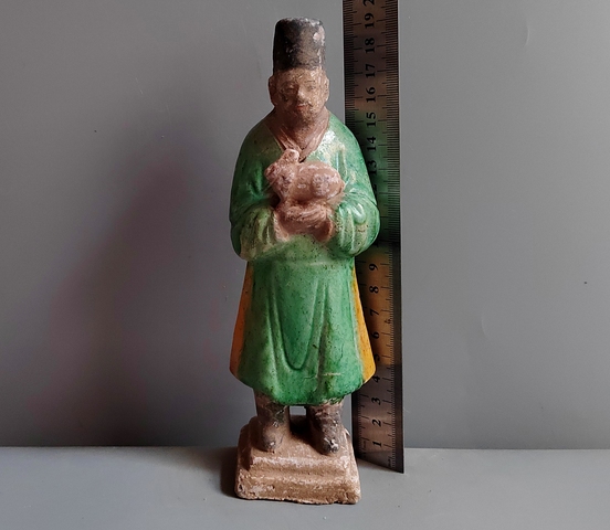 古玩陶瓷明代三彩捧兔生肖人物俑拍賣，當(dāng)前價格38元