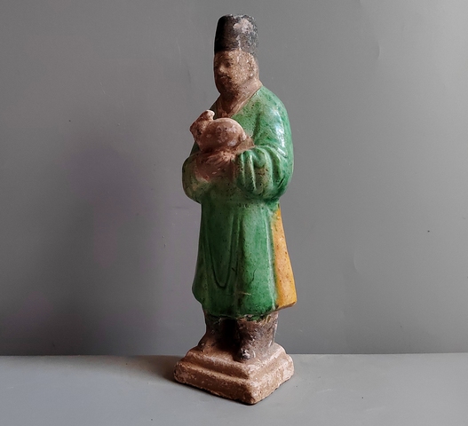 古玩陶瓷明代三彩捧兔生肖人物俑拍賣，當(dāng)前價格38元