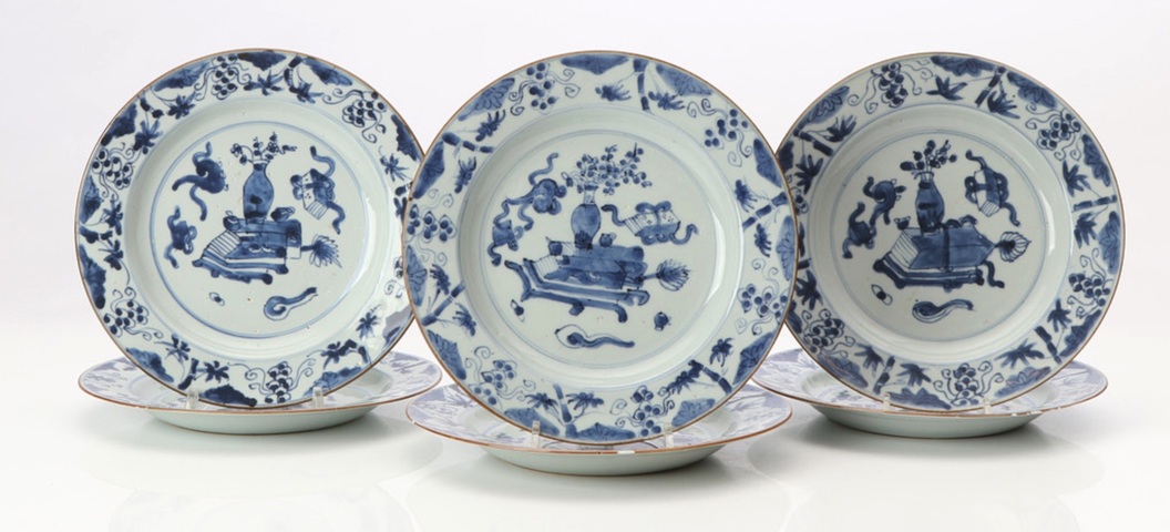 古玩陶瓷清康熙 青花博古紋折沿盤真品鑒賞圖