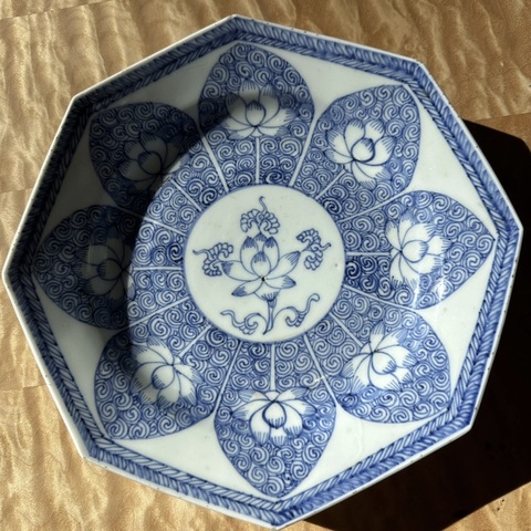 古玩陶瓷青花淡描蓮花紋八方折沿盤真品鑒賞圖