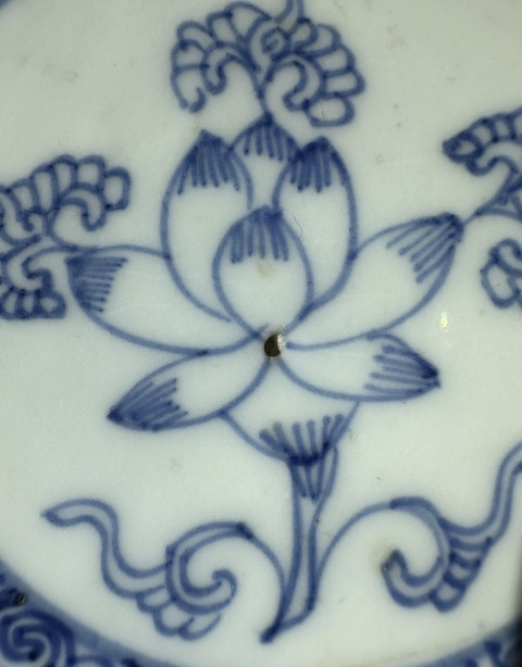 古玩陶瓷青花淡描蓮花紋八方折沿盤真品鑒賞圖